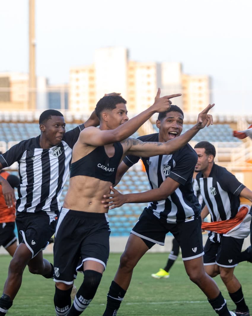 Jogadores do Ceará comemoram gol contra o Fortaleza, na Copa do Nordeste Sub-20 (Foto: Lucas Emanuel/FCF)