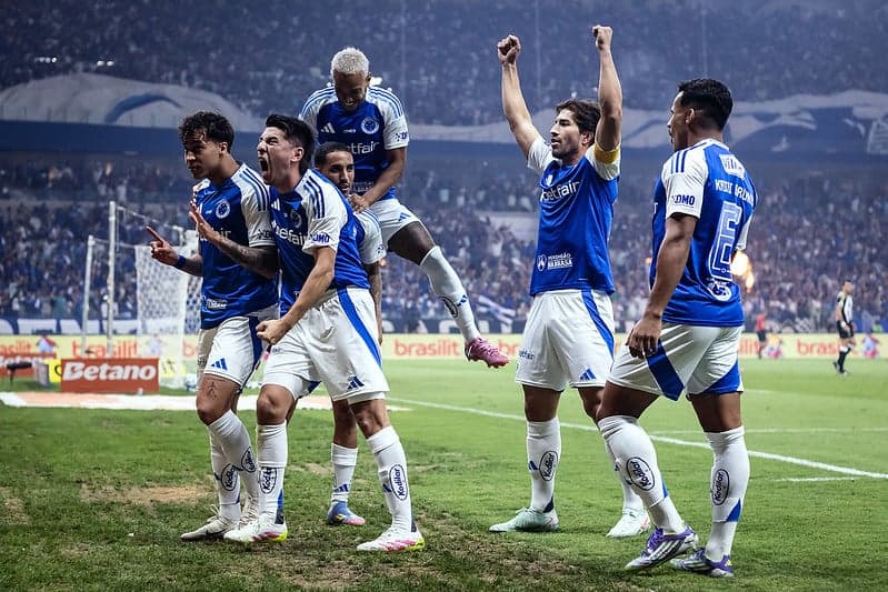 Jogadores do Cruzeiro comemoram gol contra o Atlético-MG (Foto: Gustavo Aleixo/Cruzeiro)