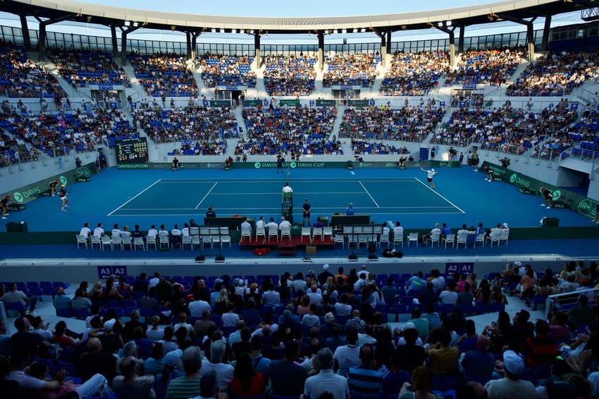 A arena de Atenas lotada para o jogo de João Fonseca na Davis (André Gemmer/CBT)