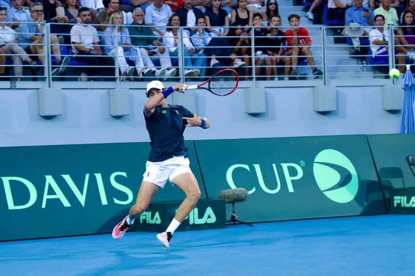 João Fonseca na vitória histórica sobre Tsitsipas na Davis (Foto: André Gemmer/CBT)
