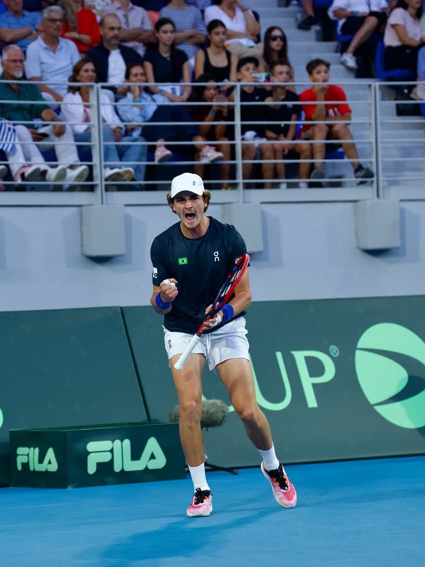 A emoção de João Fonseca na vitória histórica sobre Tsitsipas na Davis (Foto: André Gemmer/CBT)