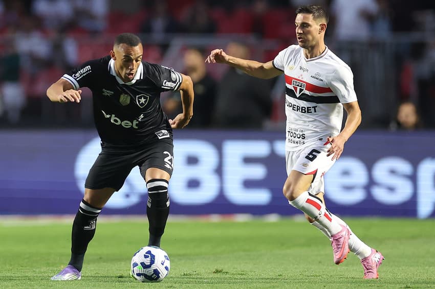 Marçal, do Botafogo, e Cédric, do São Paulo, disputam bola em jogo no Morumbis