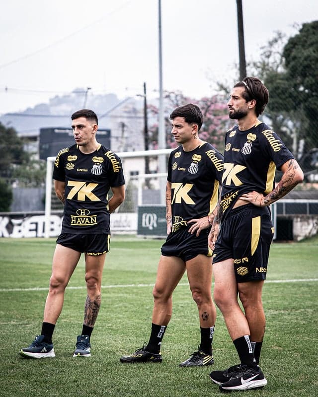 Lautaro Díaz treina no CT Rei Pelé. (Foto: Raul Baretta/ Santos FC)
