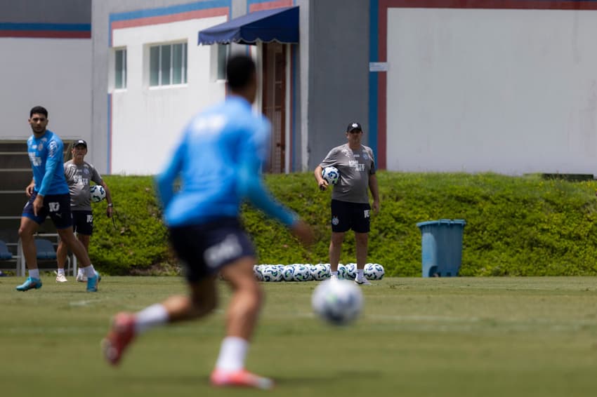 Rogério Ceni observa treino do Bahia (Foto: Rafael Rodrigues/ECB)