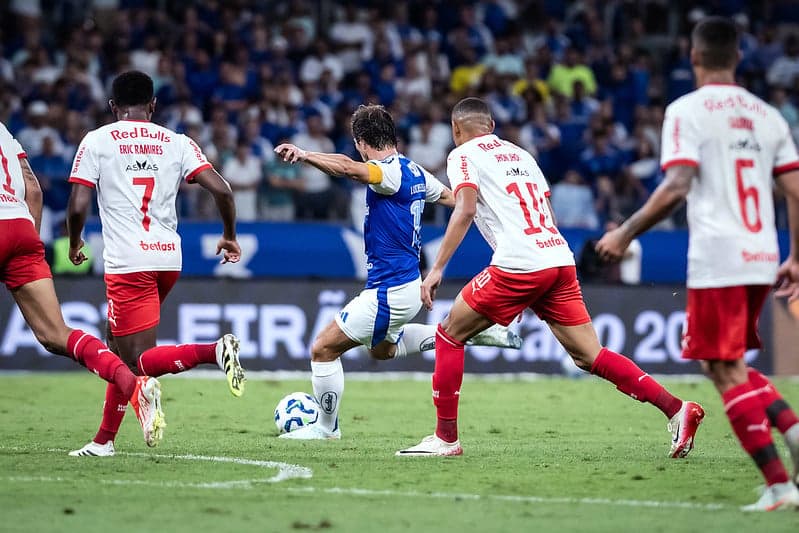 Volante Lucas Silva acerta belo chute para empatar o jogo para o Cruzeiro contra o Bragantino (Foto: Gustavo Aleixo/Cruzeiro)