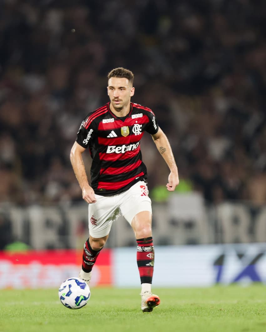 Léo Ortiz em ação no clássico entre Flamengo e Vasco (Foto: Gilvan de Souza/Flamengo)
