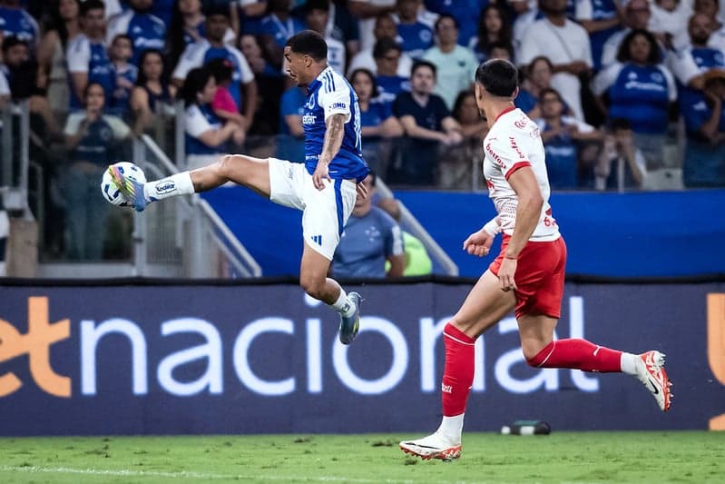 Meia Christian, do Cruzeiro, em jogo contra o Bragantino, no Mineirão. (Foto: Gustavo Aleixo/Cruzeiro)