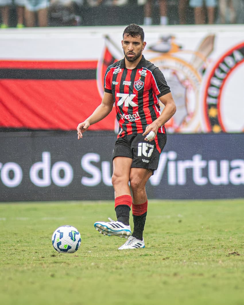 Pepê em ação contra o Fluminense (Foto: Victor Ferreira / EC Vitória)