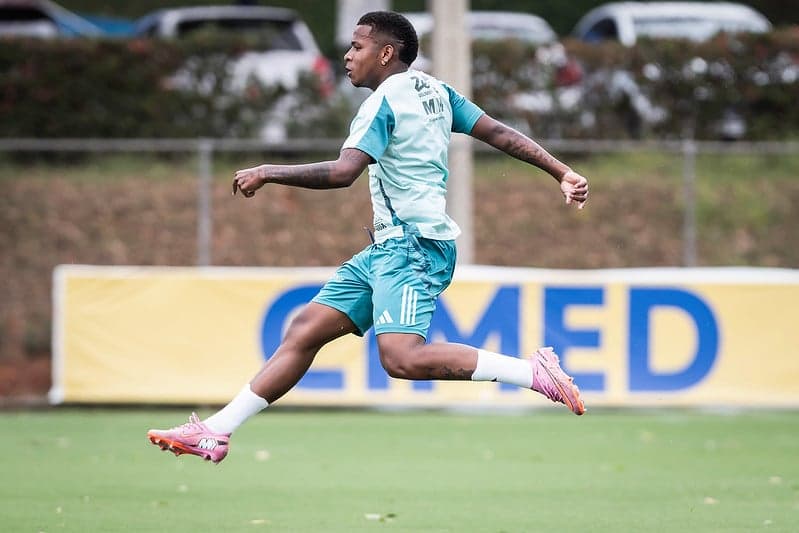 Atacante Arroyo, do Cruzeiro, em treino na Toca da Raposa (Foto: Gustavo Aleixo/Cruzeiro)