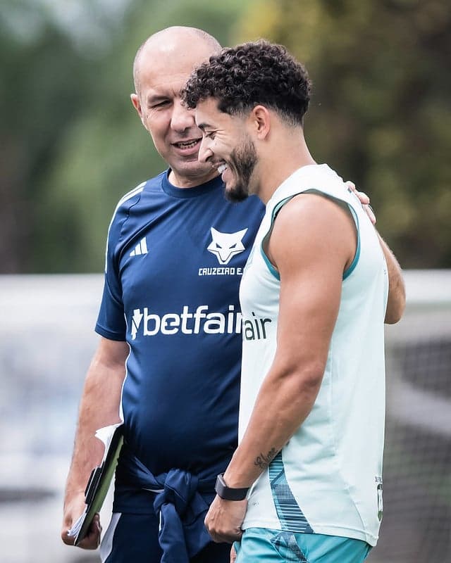 Técnico Leonardo Jardim e lateral William em treino do Cruzeiro (Foto: Gustavo Aleixo/Cruzeiro)
