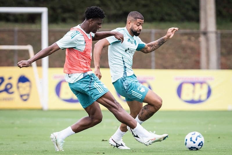 Zagueiros Jonathan Jesus e João Marcelo, do Cruzeiro, em treino na Toca da Raposa (Foto: Gustavo Aleixo/Cruzeiro)
