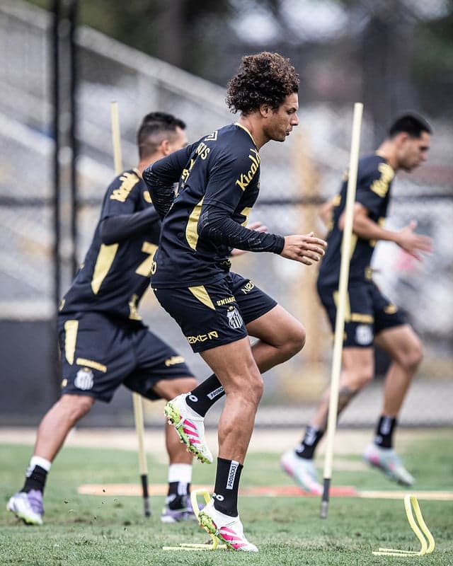 Willian Arão voltou a treinar com o elenco do Peixe na última terça-feira (23). (Foto:  Raul Baretta/ Santos FC)