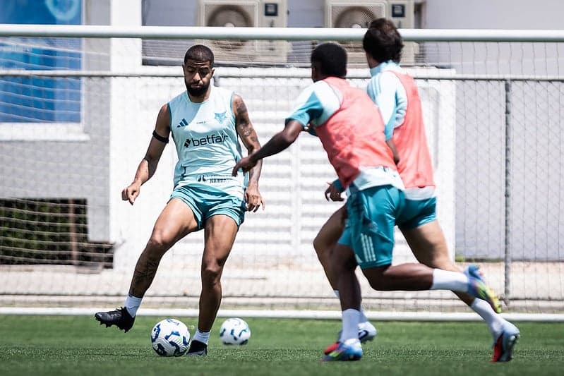 Zagueiro João Marcelo, do Cruzeiro, em treino na Toca da Raposa (Foto: Gustavo Aleixo/Cruzeiro)