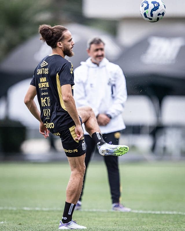 Billal Brahimi treina no CT Rei Pelé. (Foto: Raul Baretta/ Santos FC)