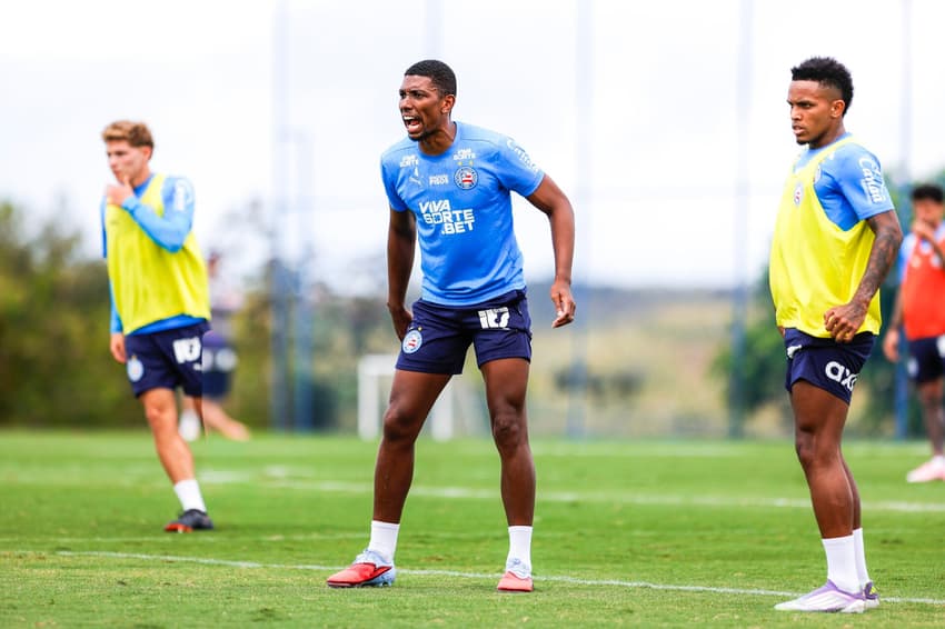 Kanu participa de parte do treino no CT Evaristo de Macedo (Foto: Rafael Rodrigues / EC Bahia)