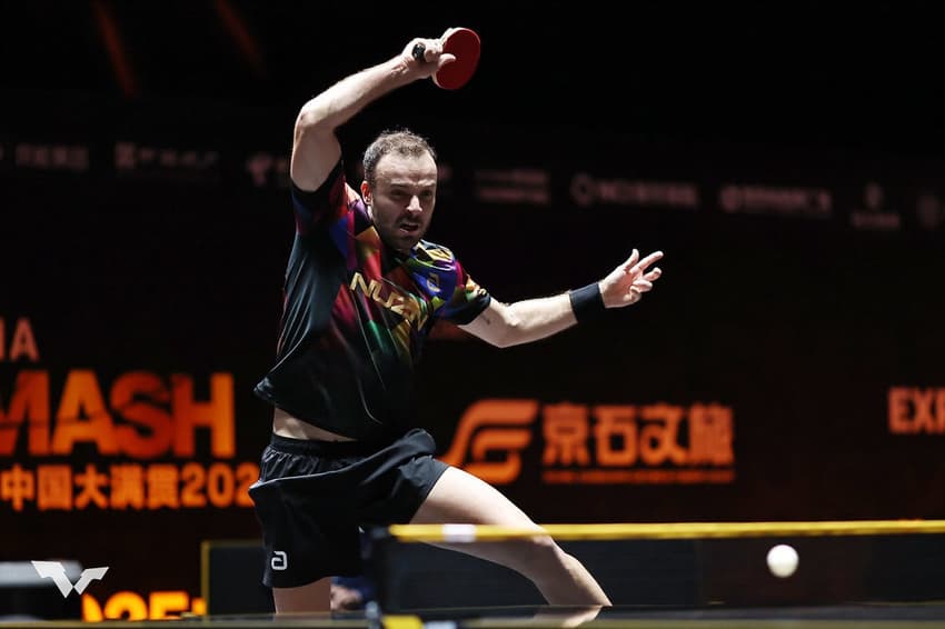 O francês Simon Gauzy na vitória na estreia do China Smash (Foto: Divulgação/WTT)