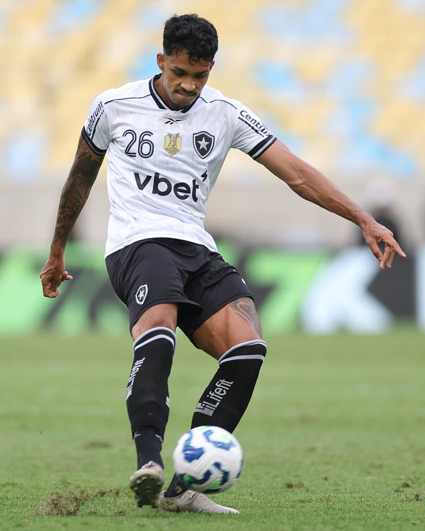 Gabriel Bahia em ação pelo Botafogo contra o Fluminense (Foto: Vítor Silva/Botafogo)