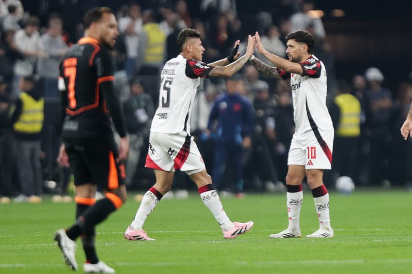 Carrascal comemora gol do Flamengo com Arrascaeta (Foto: Divulgação/Flamengo)