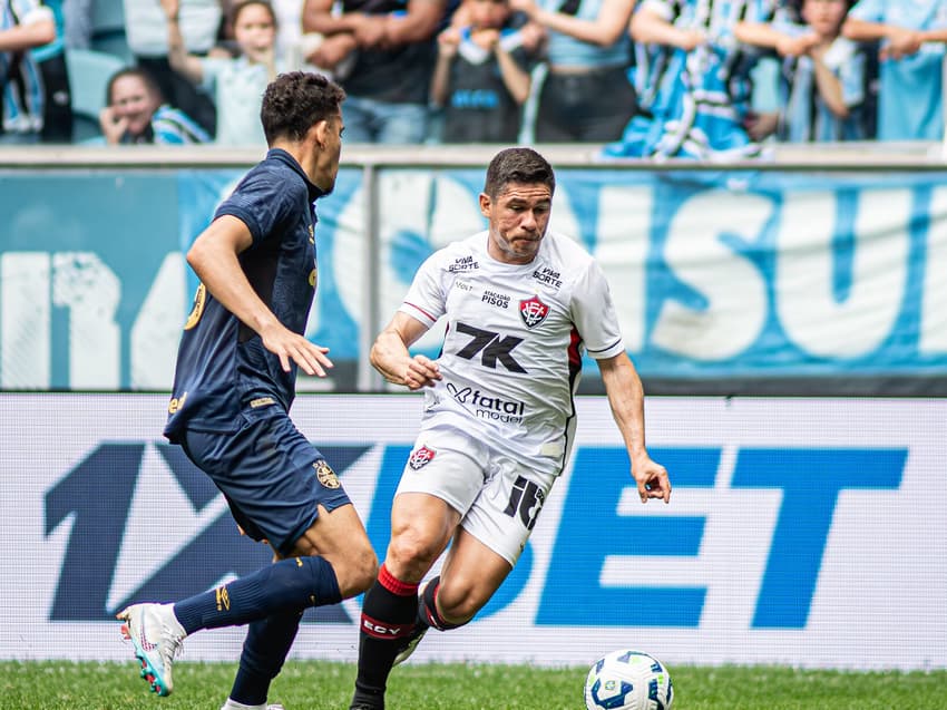 Osvaldo em ação contra o Grêmio (Foto: Victor Ferreira / EC Vitória)