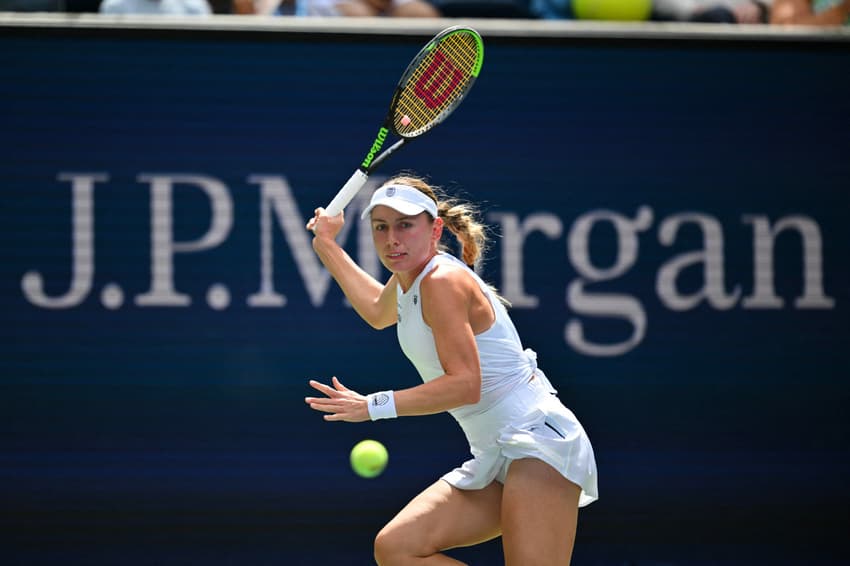 A russa Ekaterina Alexandrova na derrota para a polonesa Iga Swiatek (Foto: ANGELA WEISS / AFP)
