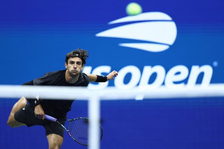 O italiano Lorenzo Musetti devolve a bola na partida contra o compatriota Jannik Sinner no US Open (Foto: CHARLY TRIBALLEAU / AFP)