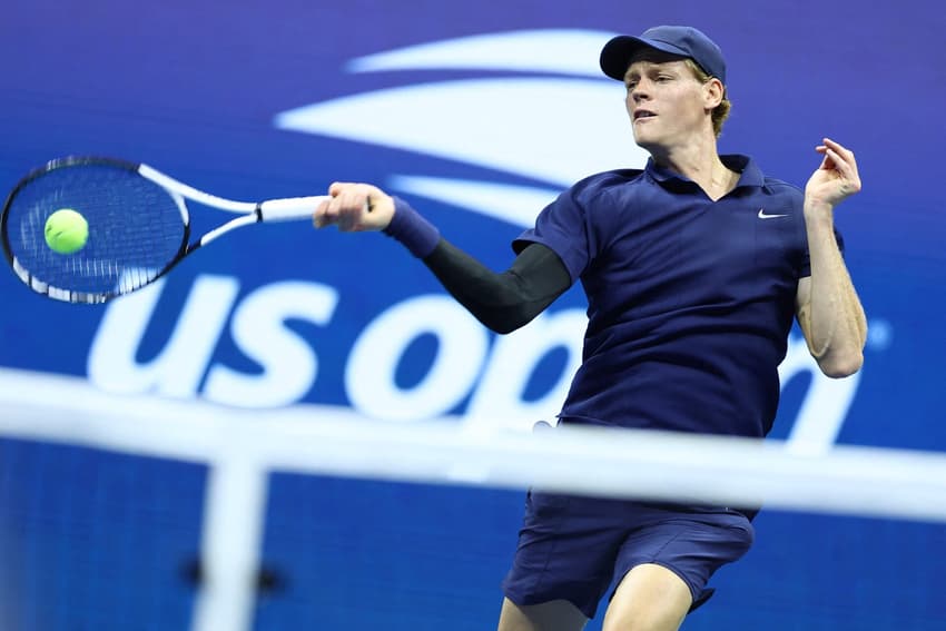 O italiano Jannik Sinner na partida contra o compatriota Lorenzo Musetti no US Open (Foto: CHARLY TRIBALLEAU / AFP)