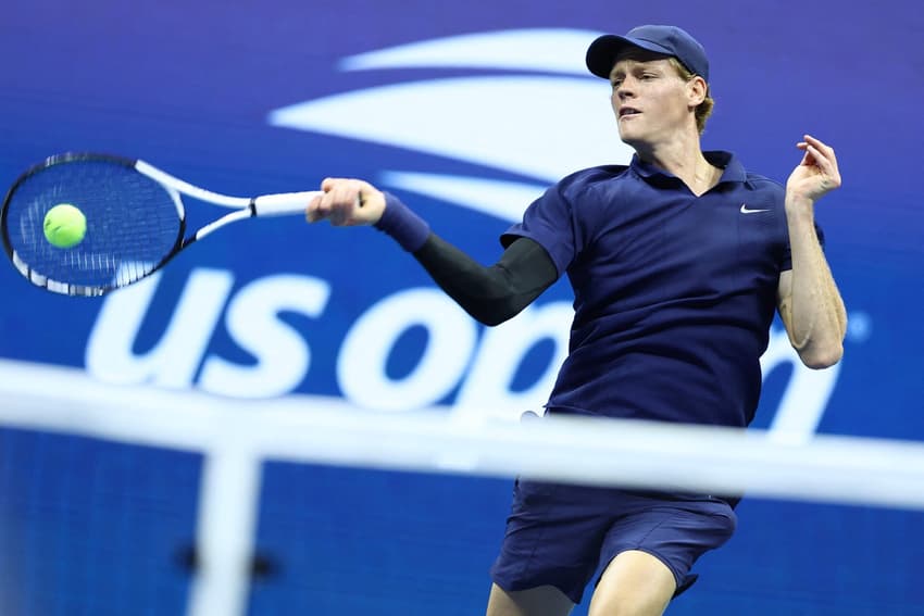 O italiano Jannik Sinner na vitória sobre o compatriota Lorenzo Musetti no US Open (Photo by CHARLY TRIBALLEAU / AFP)