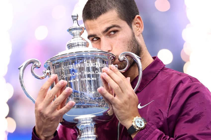 O espanhol Carlos Alcaraz beija seu segundo troféu do US Open (Foto: CHARLY TRIBALLEAU / AFP)