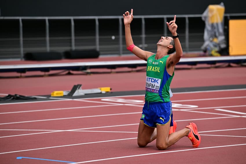 Caio Bonfim comemorando medalha de prata no Mundial de Atletismo (Foto: Ben STANSALL / AFP)