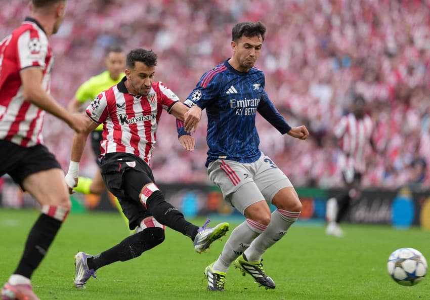 Alex Berenguer, do Athletic Bilbao, em disputa com Cristhian Mosquera, do Arsenal, em jogo da Champions League (Foto: Cesar Manso / AFP)