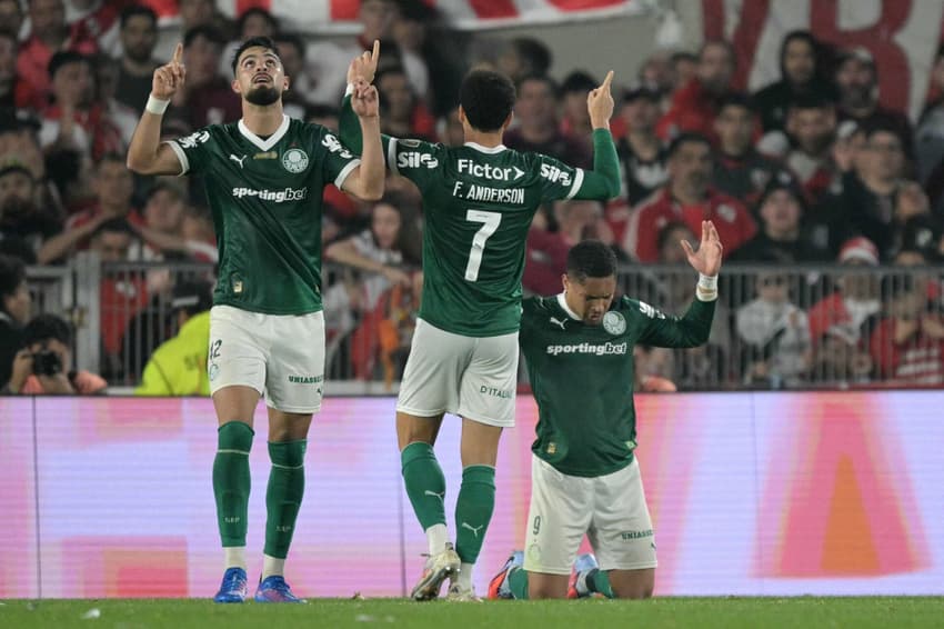 Vitor Roque comemora segundo gol do Palmeiras sobre o River Plate, fora de casa, pelo jogo de ida das quartas de final da Libertadores (Photo by Juan MABROMATA / AFP)