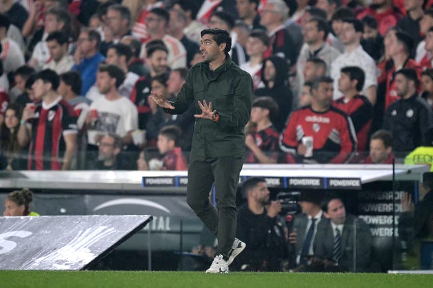 Abel Ferreira durante River Plate x Palmeiras pela Libertadores (Foto: Juan MABROMATA / AFP)