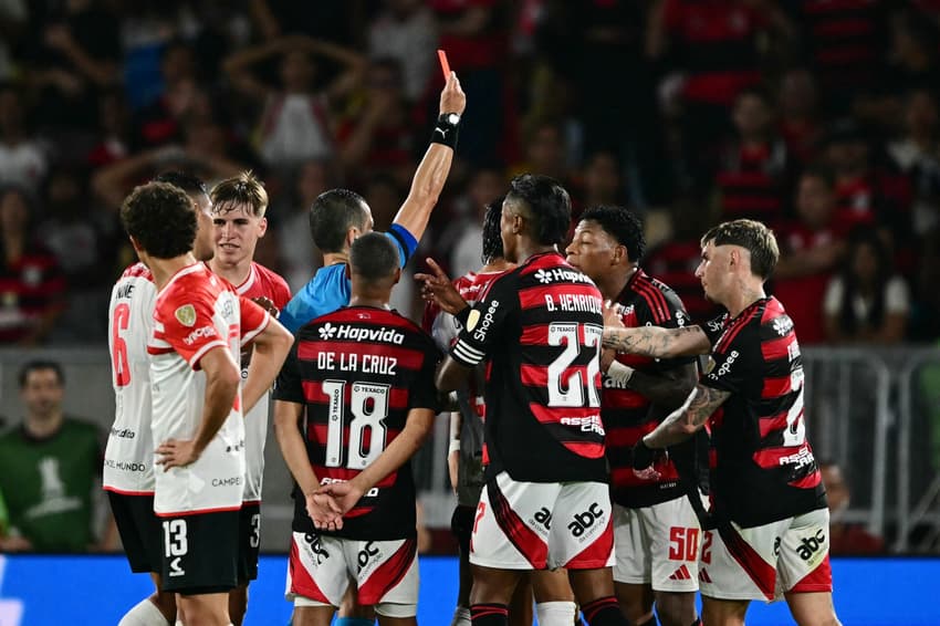 Plata recebe cartão vermelho em Flamengo x Estudiantes pela Libertadores (Foto: Pablo PORCIUNCULA / AFP)
