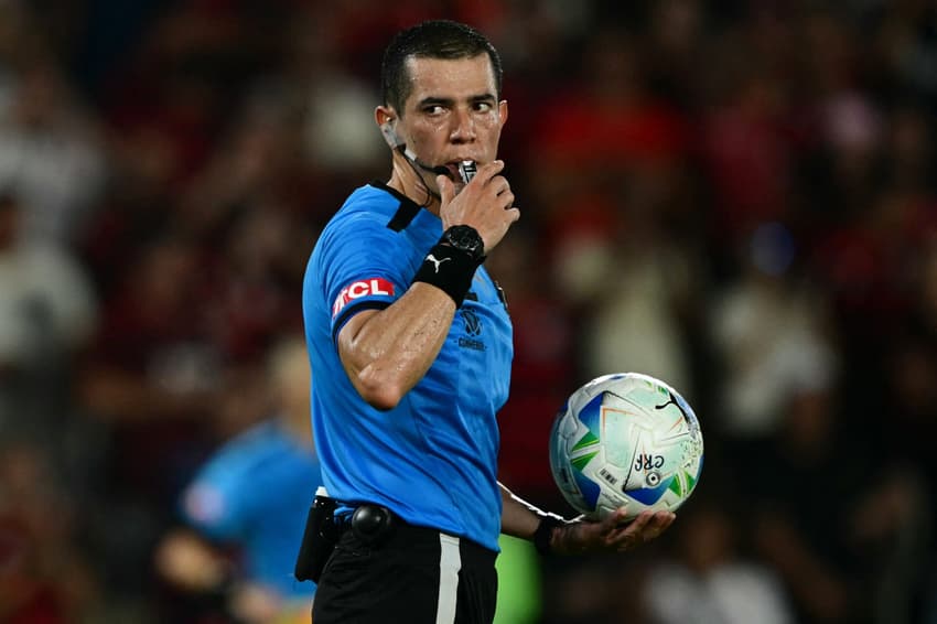 Andrés Rojas (COL) foi o árbitro de Flamengo x Estudiantes (Foto: Pablo Porciuncula/ AFP)