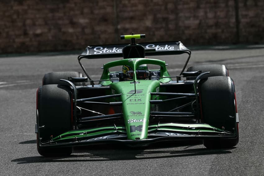 Gabriel Bortoleto e sua Sauber no GP do Azerbaijão de F1 (Foto: Ozan Kose / AFP)