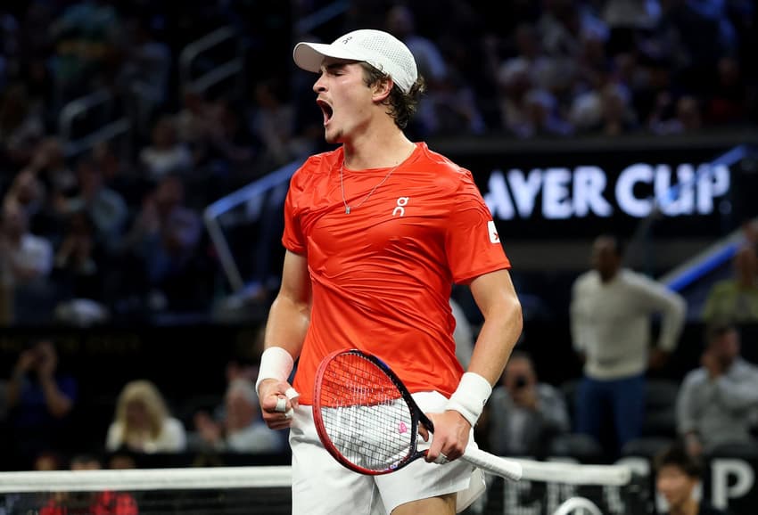 João Fonseca em ação na Laver Cup (Foto: EZRA SHAW / GETTY IMAGES NORTH AMERICA / Getty Images via AFP)