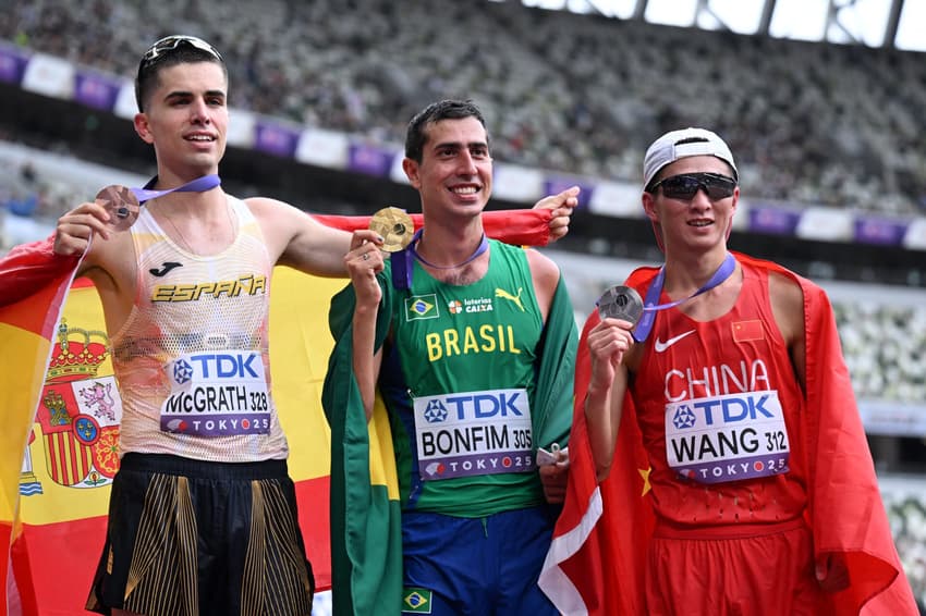 Caio Bonfim com a medalha de ouro da Marcha Atlética no Mundial de Atletismo (Foto: Jewel SAMAD / AFP)