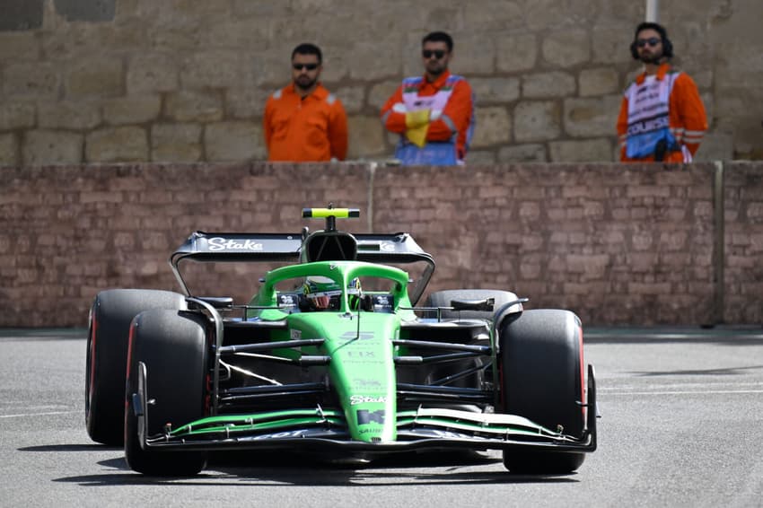 Gabriel Bortoleto, da Sauber, no treino livre o GP do Azerbaijão, no circuito de Baku (Foto: Ozan Kose / AFP)