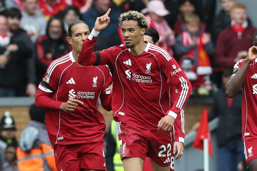 Ekitike comemora gol em Liverpool x Everton (Foto: Darren Staples / AFP)