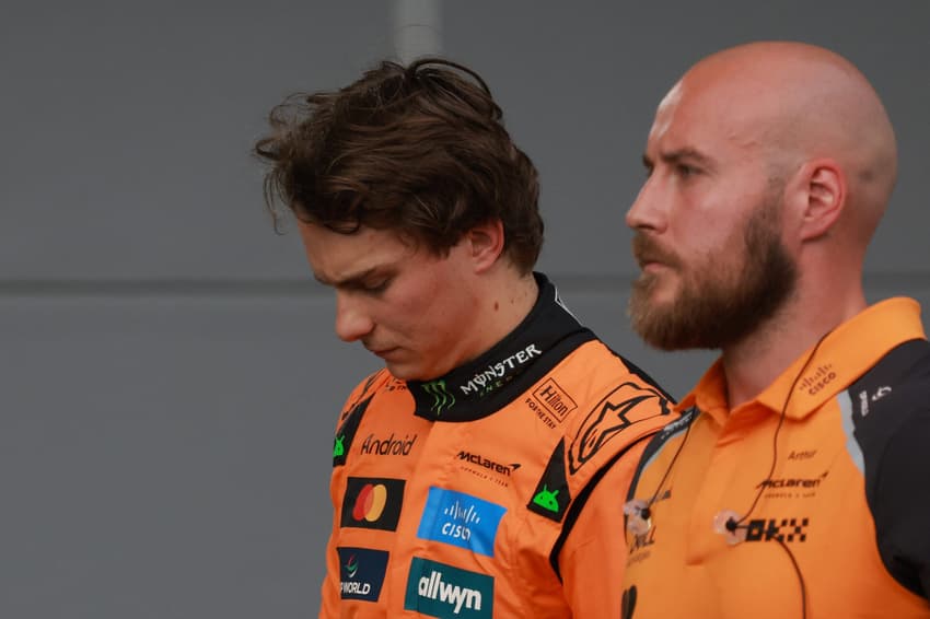 Oscar Piastri, líder do campeonato, bate no GP do Azerbaijão de F1 (Foto: Anton Vaganov / POOL / AFP)