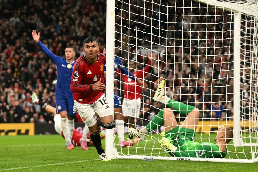 Casemiro corre após marcar gol do United contra o Chelsea (Foto: Oli SCARFF / AFP)