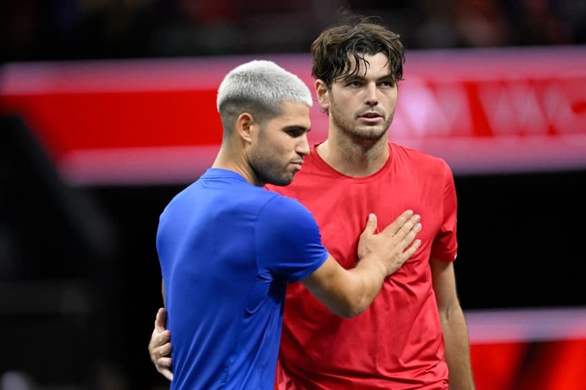Taylor Fritz é cumprimentado por Calos Alcaraz após a vitória na Laver Cup (Foto: Eakin Howard/Getty Images for Laver Cup/AFP)