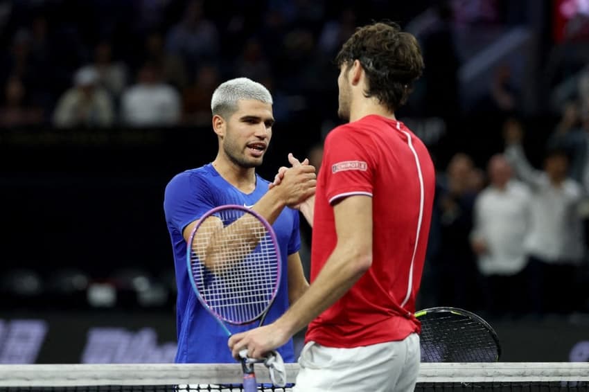 Taylor Fritz é cumprimentado por Calos Alcaraz após a vitória na Laver Cup (Foto: Clive Brunskill/Getty Images for Laver Cup/AFP )