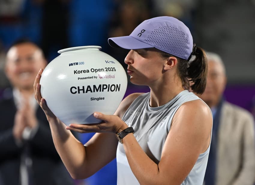 Iga Swiatek, da Polônia, comemora com o troféu após derrotar Ekaterina Alexandrova, da Rússia, e vencer a final feminina de simples do WTA Seoul (Foto: Jung Yeon-je / AFP)