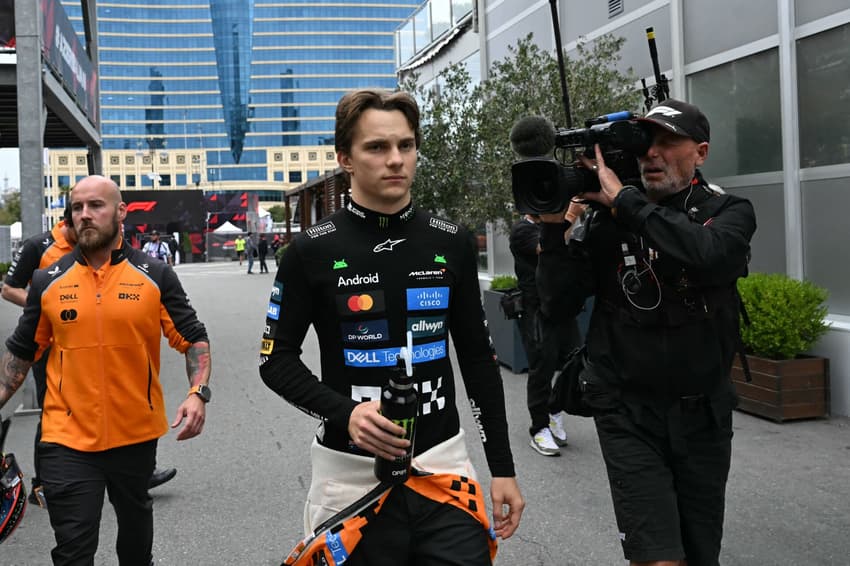 Oscar Piastri bate e abandona o GP do Azerbaijão de F1 (Foto: Ozan Kose / AFP)