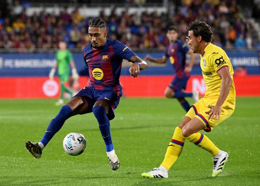 Raphinha conduz a bola em Barcelona x Getafe (Foto: Josep LAGO / AFP)