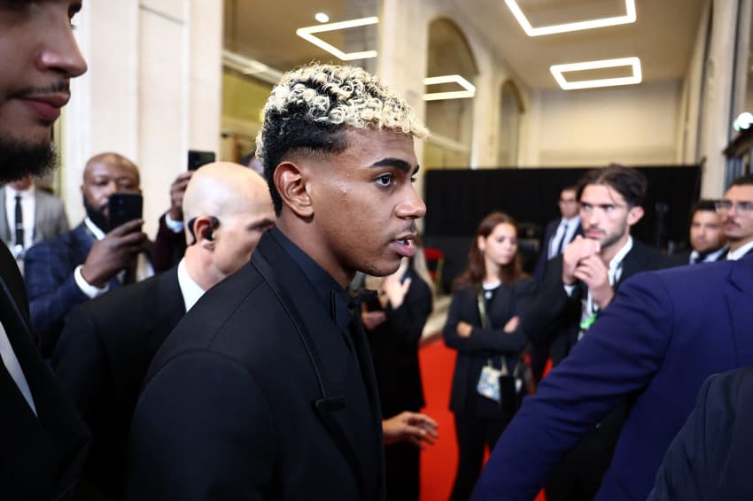 Lamine Yamal, atacante do Barcelona, se prepara para enfrentar o PSG pela Champions League (Foto: FRANCK FIFE / AFP)