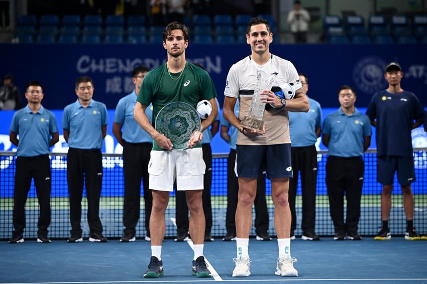 O chileno Alejandro Tabilo e o italiano Lorenzo Musetti com seus troféus após a final em Chengdu (Foto: AFP)