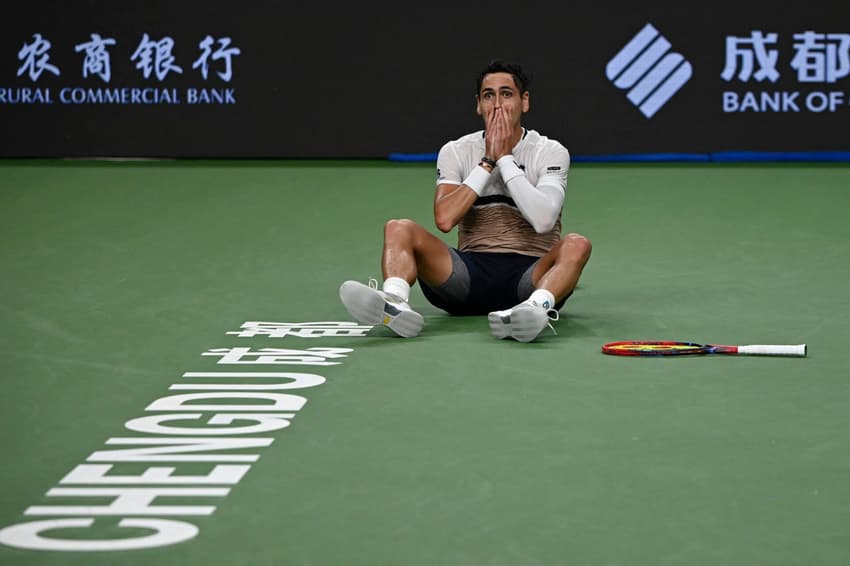 A emoção do chileno Alejandro Tabilo com o título de Chengdu (Foto: AFP) / China OUT / CHINA OUT)