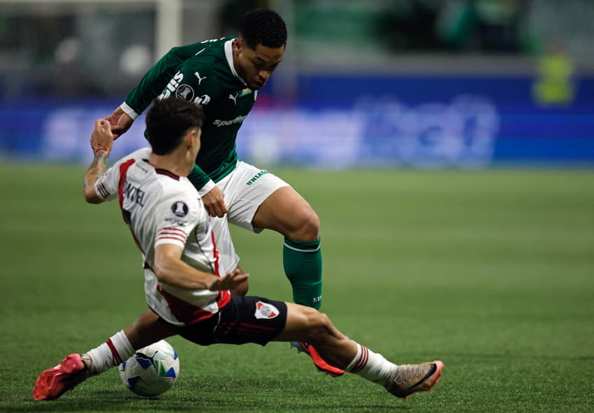 Vitor Roque disputa bola com Montiel em Palmeiras x River (Foto: Miguel Schincariol / AFP)